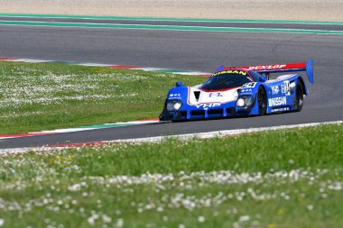 Scarperia, 5 Nisan 2024: Nissan R90CK grubu C yılı 1990 Mugello Classic 2024 sırasında İtalya 'daki Mugello Pisti' nde faaliyet göstermektedir..