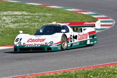 Scarperia, 5 Nisan 2024: Jaguar XJR-10 1990 grubu 1990 Mugello Classic 2024 sırasında İtalya 'daki Mugello Pisti' nde faaliyet gösterdi.