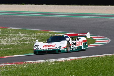 Scarperia, 5 Nisan 2024: Jaguar XJR-10 1990 grubu 1990 Mugello Classic 2024 sırasında İtalya 'daki Mugello Pisti' nde faaliyet gösterdi.
