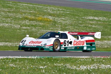 Scarperia, 5 Nisan 2024: Jaguar XJR-10 1990 grubu 1990 Mugello Classic 2024 sırasında İtalya 'daki Mugello Pisti' nde faaliyet gösterdi.