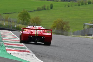 Scarperia, 2 Nisan 2024: Sthemo BMW SM C2 yıl 1985 Mugello Classic 2024 sırasında İtalya 'daki Mugello Pisti' nde.