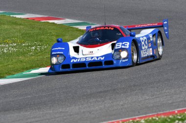 Scarperia, 5 Nisan 2024: Nissan R90CK grubu C yılı 1990 Mugello Classic 2024 sırasında İtalya 'daki Mugello Pisti' nde faaliyet göstermektedir..