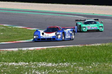 Scarperia, 5 Nisan 2024: Nissan R90CK grubu C yılı 1990 Mugello Classic 2024 sırasında İtalya 'daki Mugello Pisti' nde faaliyet göstermektedir..