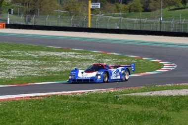 Scarperia, 5 Nisan 2024: Nissan R90CK grubu C yılı 1990 Mugello Classic 2024 sırasında İtalya 'daki Mugello Pisti' nde faaliyet göstermektedir..