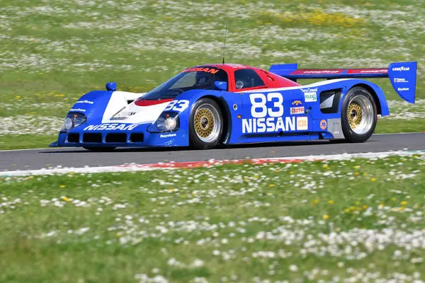 Scarperia, 5 Nisan 2024: Nissan R90CK grubu C yılı 1990 Mugello Classic 2024 sırasında İtalya 'daki Mugello Pisti' nde faaliyet göstermektedir..