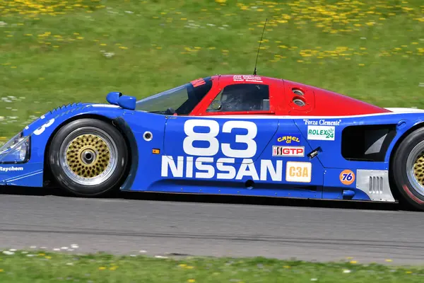 Scarperia, 5 Nisan 2024: Nissan R90CK grubu C yılı 1990 Mugello Classic 2024 sırasında İtalya 'daki Mugello Pisti' nde faaliyet göstermektedir..