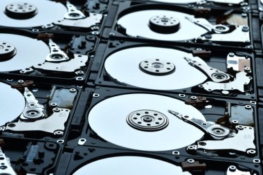 Bir grup sabit disk sürücüsü. Birçok Open Hard disk. Bilgisayarın sabit disklerine yakın çekim. Teknoloji geçmişi.