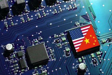 Çin Cumhuriyeti ve Amerika Birleşik Devletleri bayrağı bir bilgisayar anakartının mikroçipinde. Mikroçip ve yarı iletken üretiminde dünyanın üstünlüğü kavramı.