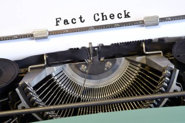 Eski moda eski moda daktilo üzerine beyaz kağıda siyah mürekkeple yazılmış 