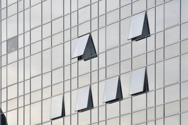 Modern bir ofis binasının mimarisi, inşaat geçmişi. Bir şirket merkezinin ön camları. Modern ticari binalar dış görünüş.