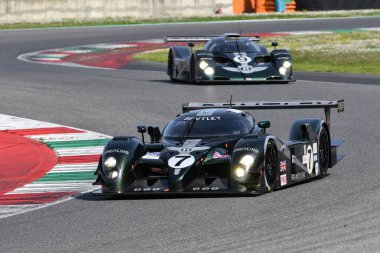 Scarperia, 5 Nisan 2024: Bentley Speed 8 yıl 2003 Mugello Classic 2024 'te İtalya' daki Mugello Pisti 'nde.