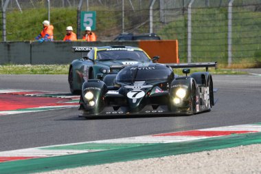 Scarperia, 5 Nisan 2024: Bentley Speed 8 yıl 2003 Mugello Classic 2024 'te İtalya' daki Mugello Pisti 'nde.