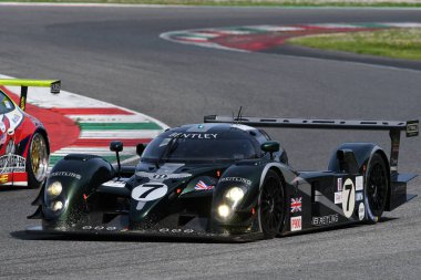 Scarperia, 5 Nisan 2024: Bentley Speed 8 yıl 2003 Mugello Classic 2024 'te İtalya' daki Mugello Pisti 'nde.