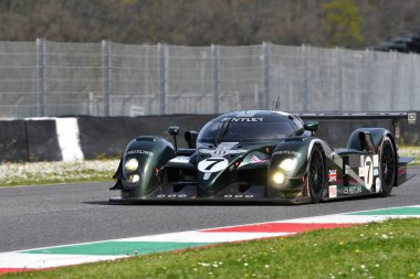 Scarperia, 5 Nisan 2024: Bentley Speed 8 yıl 2003 Mugello Classic 2024 'te İtalya' daki Mugello Pisti 'nde.