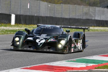 Scarperia, 5 Nisan 2024: Bentley Speed 8 yıl 2003 Mugello Classic 2024 'te İtalya' daki Mugello Pisti 'nde.