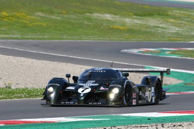 Scarperia, 5 Nisan 2024: Bentley Speed 8 yıl 2003 Mugello Classic 2024 'te İtalya' daki Mugello Pisti 'nde.