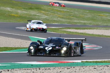 Scarperia, 5 Nisan 2024: Bentley Speed 8 yıl 2003 Mugello Classic 2024 'te İtalya' daki Mugello Pisti 'nde.