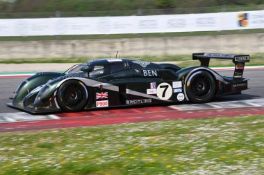 Scarperia, 5 Nisan 2024: Bentley Speed 8 yıl 2003 Mugello Classic 2024 'te İtalya' daki Mugello Pisti 'nde.