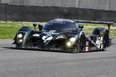 Scarperia, 5 Nisan 2024: Bentley Speed 8 yıl 2003 Mugello Classic 2024 'te İtalya' daki Mugello Pisti 'nde.