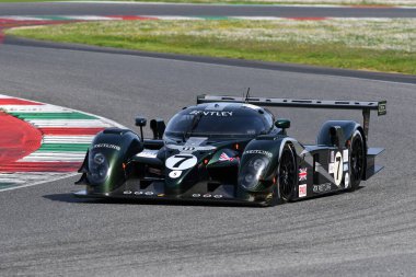 Scarperia, 5 Nisan 2024: Bentley Speed 8 yıl 2003 Mugello Classic 2024 'te İtalya' daki Mugello Pisti 'nde.