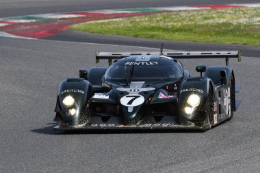 Scarperia, 5 Nisan 2024: Bentley Speed 8 yıl 2003 Mugello Classic 2024 'te İtalya' daki Mugello Pisti 'nde.