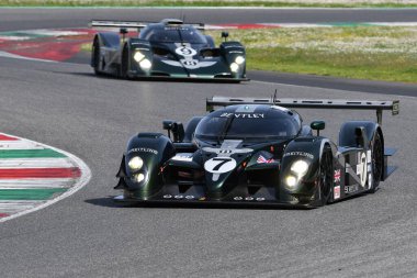 Scarperia, 5 Nisan 2024: Bentley Speed 8 yıl 2003 Mugello Classic 2024 'te İtalya' daki Mugello Pisti 'nde.