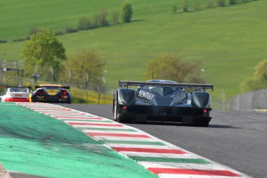 Scarperia, 5 Nisan 2024: Bentley Speed 8 yıl 2003 Mugello Classic 2024 'te İtalya' daki Mugello Pisti 'nde.