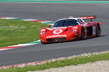 Scarperia, 5 Nisan 2024: Maserati MC12 GT1 yıl 2005 Mugello Classic 2024 tarihinde İtalya 'daki Mugello Pisti' nde faaliyet göstermiştir..