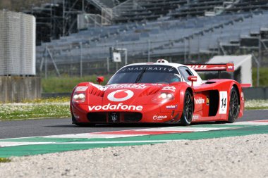 Scarperia, 5 Nisan 2024: Maserati MC12 GT1 yıl 2005 Mugello Classic 2024 tarihinde İtalya 'daki Mugello Pisti' nde faaliyet göstermiştir..