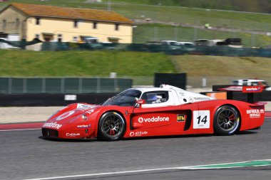 Scarperia, 5 Nisan 2024: Maserati MC12 GT1 yıl 2005 Mugello Classic 2024 tarihinde İtalya 'daki Mugello Pisti' nde faaliyet göstermiştir..