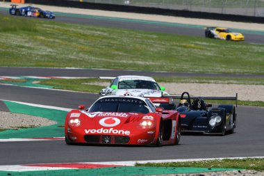 Scarperia, 5 Nisan 2024: Maserati MC12 GT1 yıl 2005 Mugello Classic 2024 tarihinde İtalya 'daki Mugello Pisti' nde faaliyet göstermiştir..