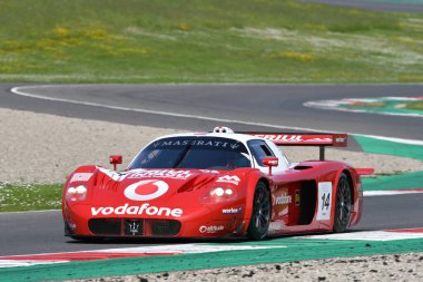 Scarperia, 5 Nisan 2024: Maserati MC12 GT1 yıl 2005 Mugello Classic 2024 tarihinde İtalya 'daki Mugello Pisti' nde faaliyet göstermiştir..