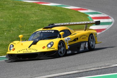 Scarperia, 5 Nisan 2024: Lotus Elise GT1 yıl 1997 Mugello Classic 2024 'te İtalya' daki Mugello Pisti 'nde eylem halindeydi..