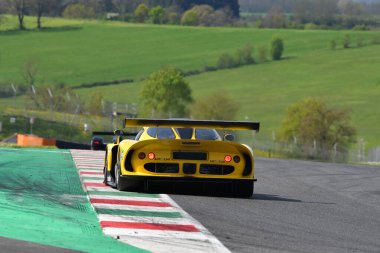 Scarperia, 5 Nisan 2024: Lotus Elise GT1 yıl 1997 Mugello Classic 2024 'te İtalya' daki Mugello Pisti 'nde eylem halindeydi..