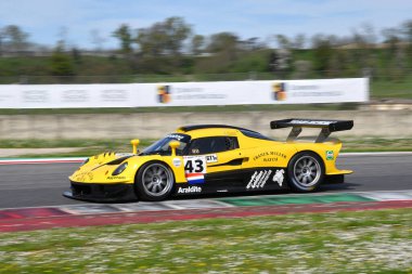 Scarperia, 5 Nisan 2024: Lotus Elise GT1 yıl 1997 Mugello Classic 2024 'te İtalya' daki Mugello Pisti 'nde eylem halindeydi..