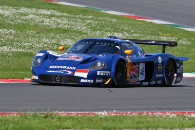 Scarperia, 5 Nisan 2024: Maserati MC12 GT1 yıl 2005 Mugello Classic 2024 tarihinde İtalya 'daki Mugello Pisti' nde faaliyet göstermiştir..