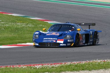 Scarperia, 5 Nisan 2024: Maserati MC12 GT1 yıl 2005 Mugello Classic 2024 tarihinde İtalya 'daki Mugello Pisti' nde faaliyet göstermiştir..