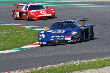 Scarperia, 5 Nisan 2024: Maserati MC12 GT1 yıl 2005 Mugello Classic 2024 tarihinde İtalya 'daki Mugello Pisti' nde faaliyet göstermiştir..