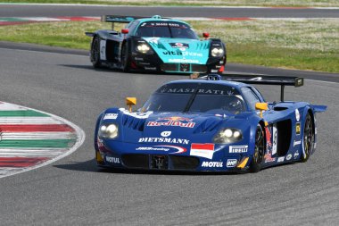 Scarperia, 5 Nisan 2024: Maserati MC12 GT1 yıl 2005 Mugello Classic 2024 tarihinde İtalya 'daki Mugello Pisti' nde faaliyet göstermiştir..