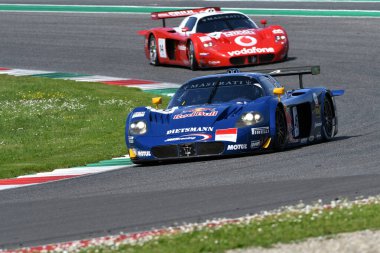 Scarperia, 5 Nisan 2024: Maserati MC12 GT1 yıl 2005 Mugello Classic 2024 tarihinde İtalya 'daki Mugello Pisti' nde faaliyet göstermiştir..