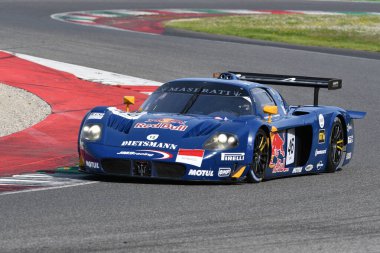 Scarperia, 5 Nisan 2024: Maserati MC12 GT1 yıl 2005 Mugello Classic 2024 tarihinde İtalya 'daki Mugello Pisti' nde faaliyet göstermiştir..