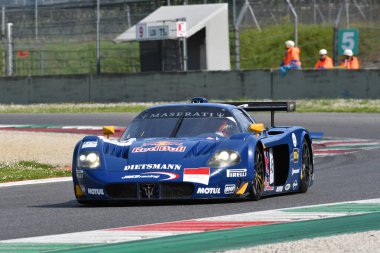 Scarperia, 5 Nisan 2024: Maserati MC12 GT1 yıl 2005 Mugello Classic 2024 tarihinde İtalya 'daki Mugello Pisti' nde faaliyet göstermiştir..