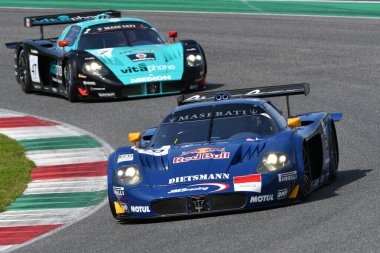 Scarperia, 5 Nisan 2024: Maserati MC12 GT1 yıl 2005 Mugello Classic 2024 tarihinde İtalya 'daki Mugello Pisti' nde faaliyet göstermiştir..