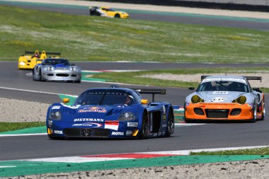 Scarperia, 5 Nisan 2024: Maserati MC12 GT1 yıl 2005 Mugello Classic 2024 tarihinde İtalya 'daki Mugello Pisti' nde faaliyet göstermiştir..
