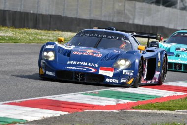 Scarperia, 5 Nisan 2024: Maserati MC12 GT1 yıl 2005 Mugello Classic 2024 tarihinde İtalya 'daki Mugello Pisti' nde faaliyet göstermiştir..