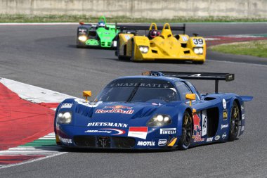 Scarperia, 5 Nisan 2024: Maserati MC12 GT1 yıl 2005 Mugello Classic 2024 tarihinde İtalya 'daki Mugello Pisti' nde faaliyet göstermiştir..