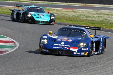 Scarperia, 5 Nisan 2024: Maserati MC12 GT1 yıl 2005 Mugello Classic 2024 tarihinde İtalya 'daki Mugello Pisti' nde faaliyet göstermiştir..