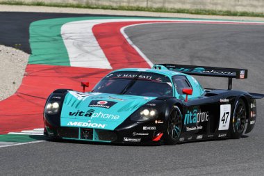 Scarperia, 5 Nisan 2024: Maserati MC12 GT1 yıl 2005 Mugello Classic 2024 tarihinde İtalya 'daki Mugello Pisti' nde faaliyet göstermiştir..