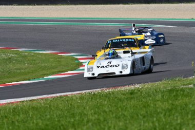 Scarperia, İtalya - 5 Nisan 2024: Chevron B36 yıl 1976 Mugello Classic 2024 sırasında İtalya 'daki Mugello Pisti' nde eylem halindeydi.