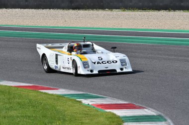 Scarperia, İtalya - 5 Nisan 2024: Chevron B36 yıl 1976 Mugello Classic 2024 sırasında İtalya 'daki Mugello Pisti' nde eylem halindeydi.